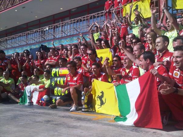 Команда Ferrari празднует победу в Валенсии